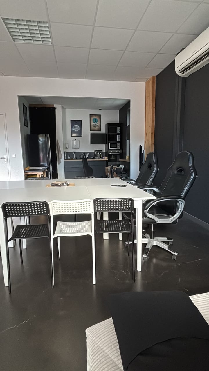Deuxième salle de réunion du cowork ADAMYA, ouverte sur la cuisine