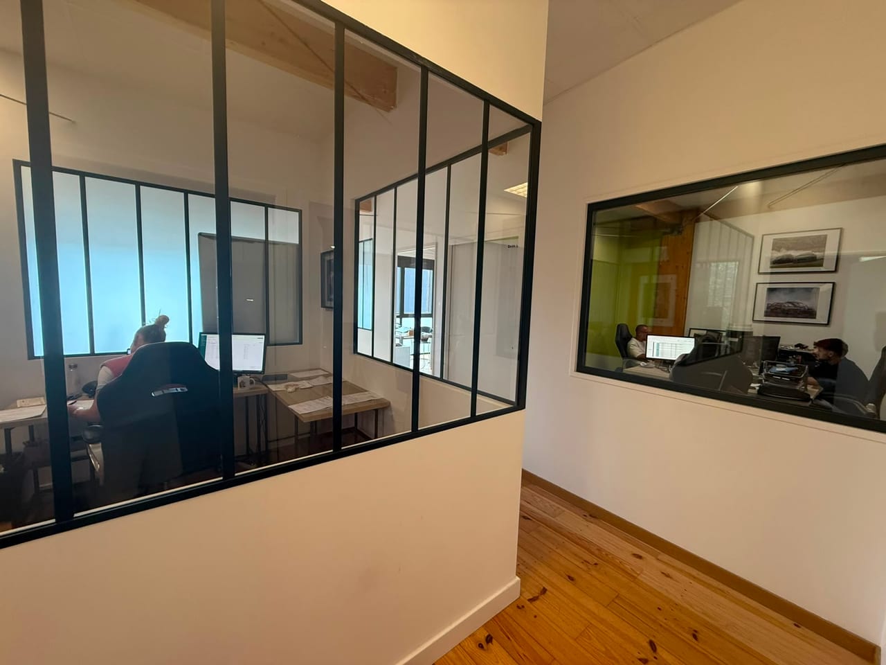 Bureaux vitrés du cowork ADAMYA, séparés par des verrières d’atelier