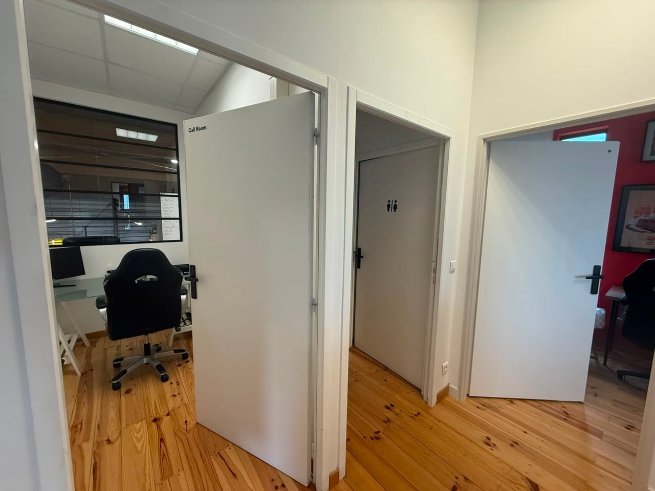 Couloir du cowork ADAMYA desservant la Call Room et les salles annexes
