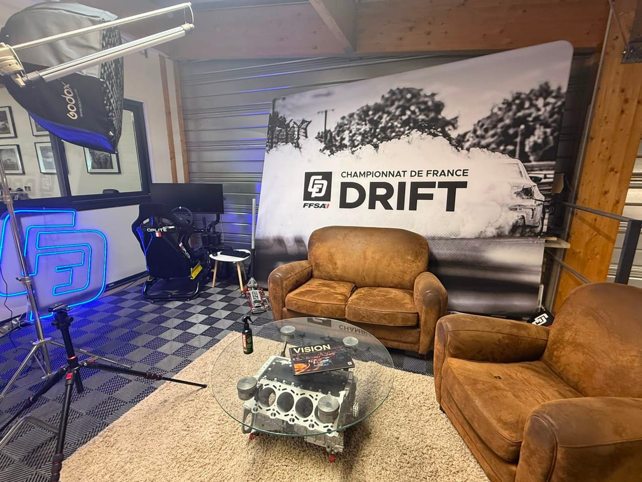 Espace lounge du cowork ADAMYA, décor aux couleurs du Championnat de France de drift