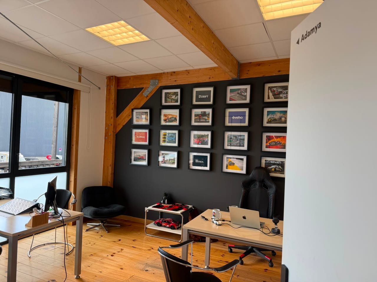 Mur d’identité ADAMYA réunissant les marques du groupe dans le cowork de Tresses