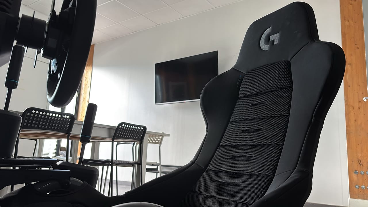 Simulateur de course Logitech G du cowork ADAMYA