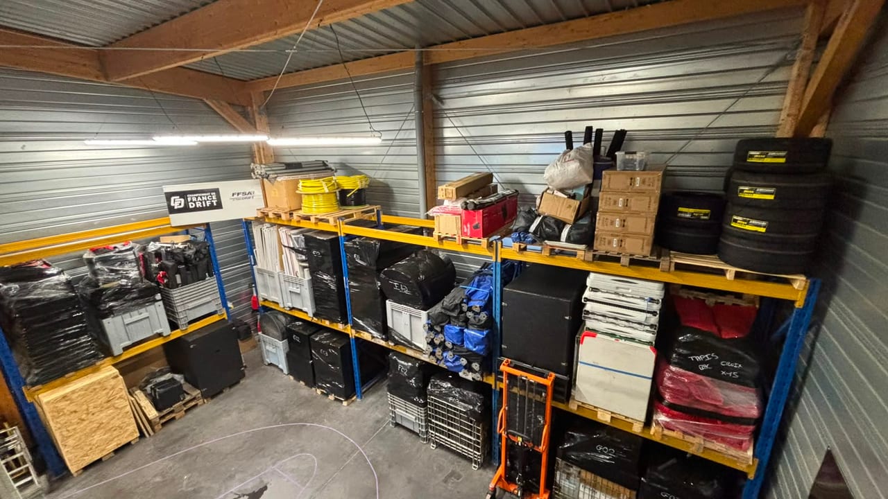 Atelier logistique du Championnat de France de drift dans le cowork ADAMYA